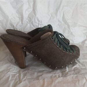 Bumper Clogs Moss Green Microsuede Size 8.5 Laced-Up Design